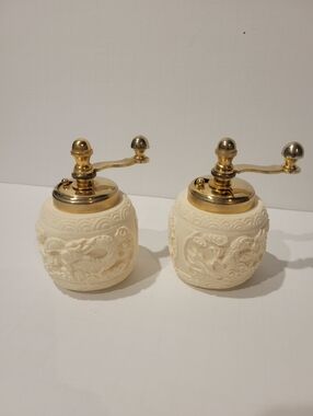 VINTAGE ITALIAN ETCHED RESIN FAKE IVORY SALT & PEPPER GRINDER SET
